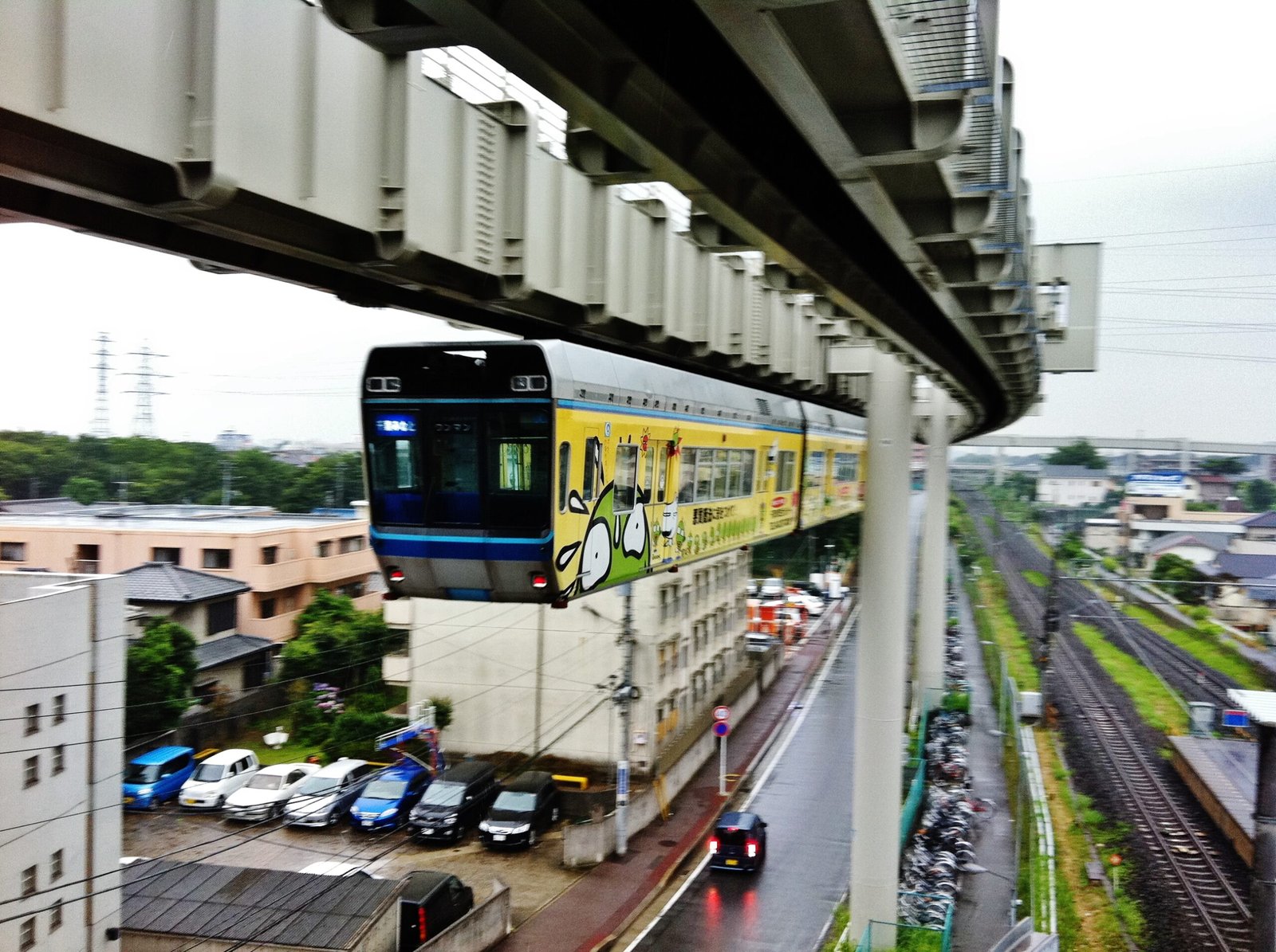 chiba-urban-monorail-leaving-station-height