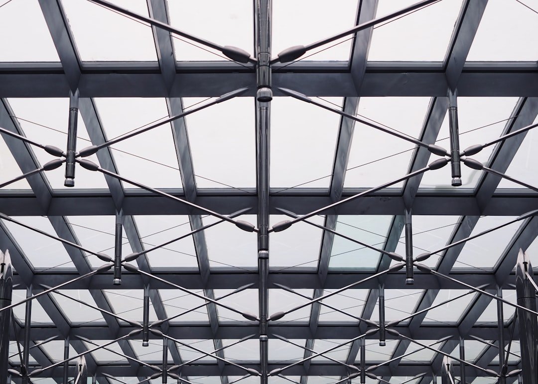 Long-span steel roof truss structure spanning a large industrial building