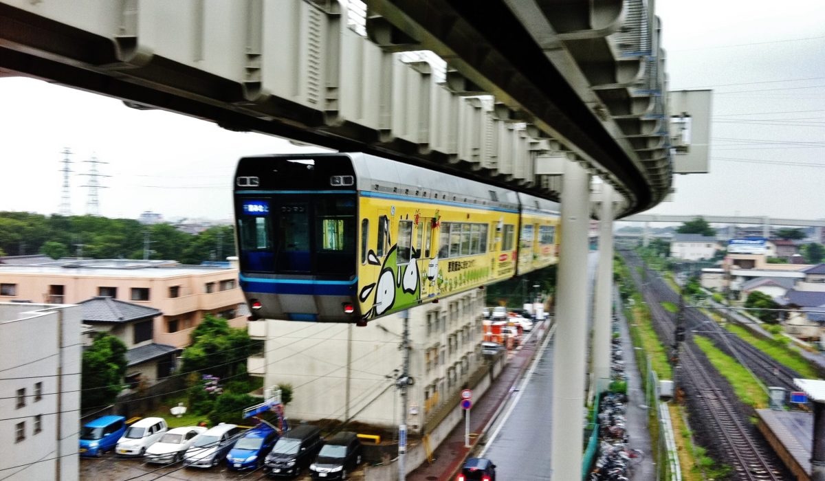 chiba-urban-monorail-leaving-station-height